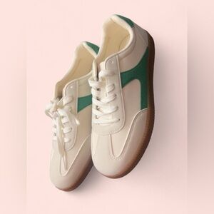 Stylish White and Green Women's Sneakers SO NWOT SIZE 8